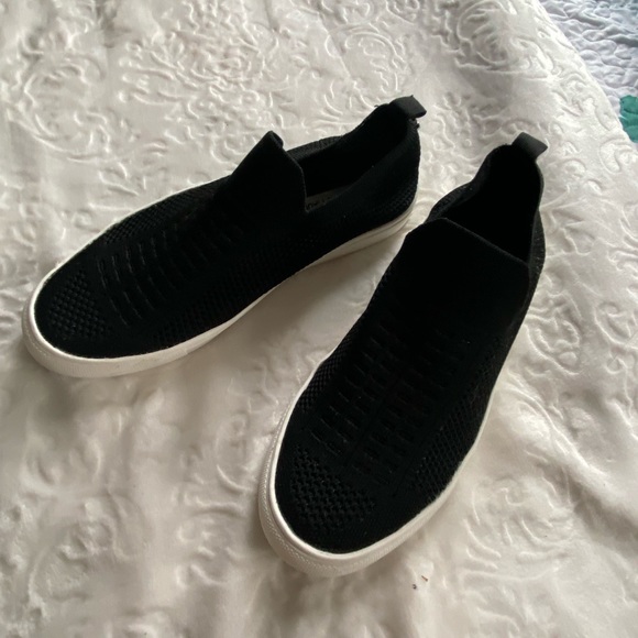 Steve Madden Freeda Black Breathable Mesh Slip On Sneakers! - Picture 2 of 5